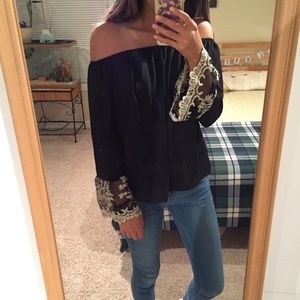 New‼️Off the shoulder black with gold lace